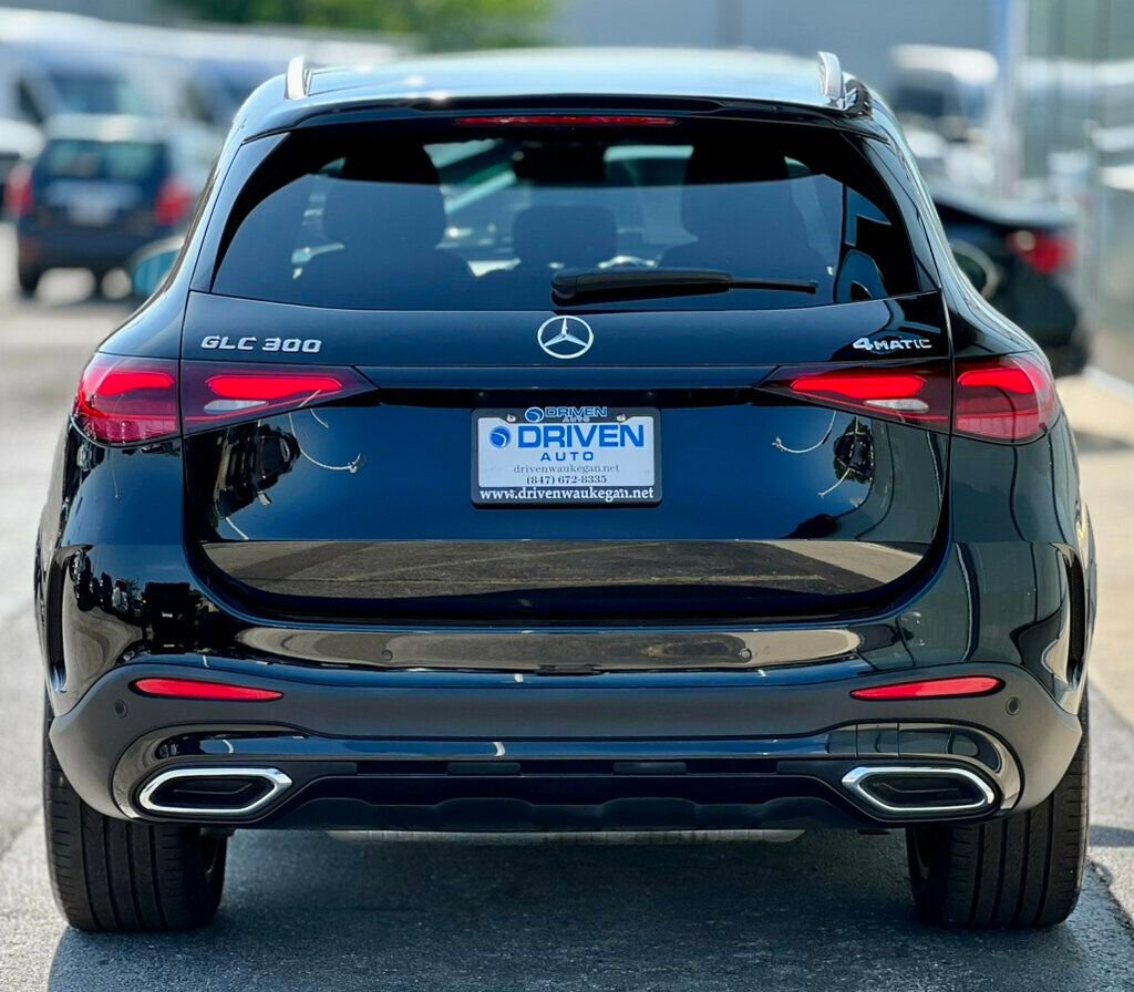 Used 2024 Mercedes-Benz GLC 300 4MATIC w/ AMG Line image 4