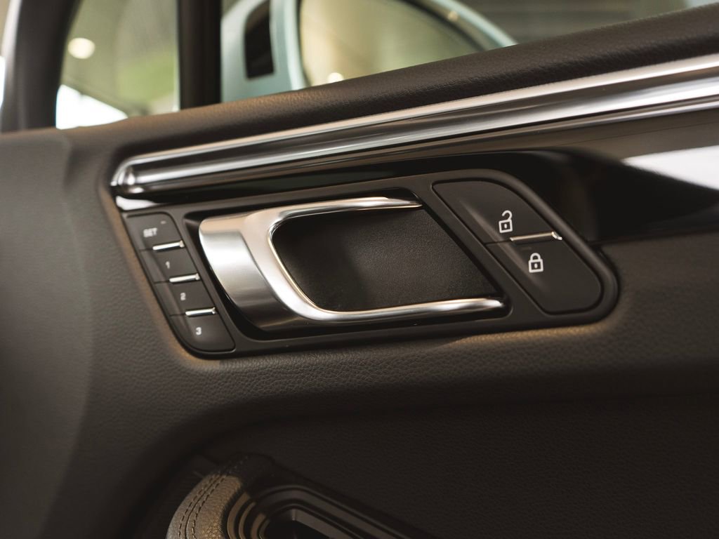 Used 2025 Porsche Macan image 34