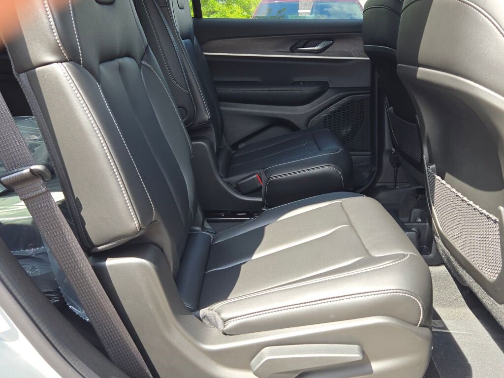 New 2025 Jeep Grand Cherokee L Limited w/ MOPAR Finishing Package image 10