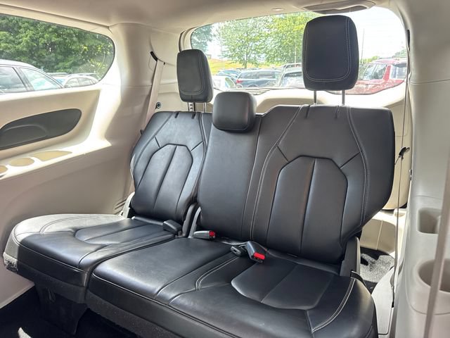 Used 2024 Chrysler Pacifica Touring-L FWD image 12