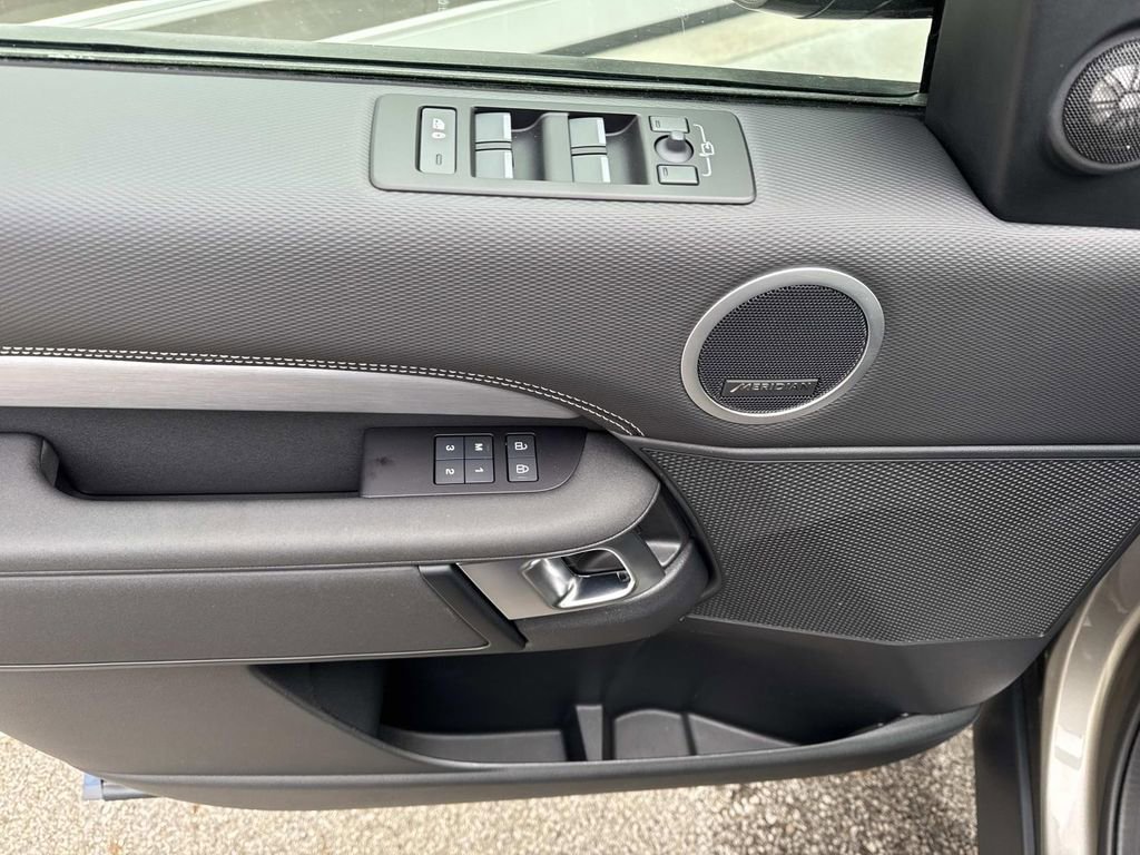 Certified 2025 Land Rover Discovery Dynamic SE image 17