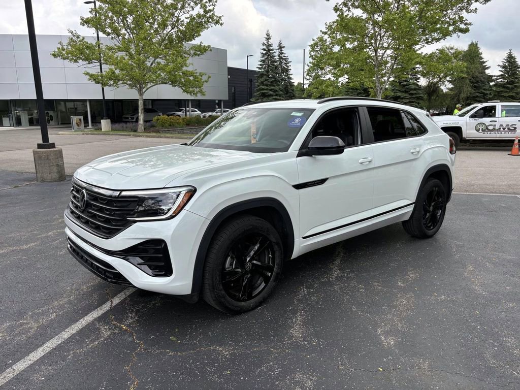 Used 2025 Volkswagen Atlas Cross Sport SEL R-Line image 3