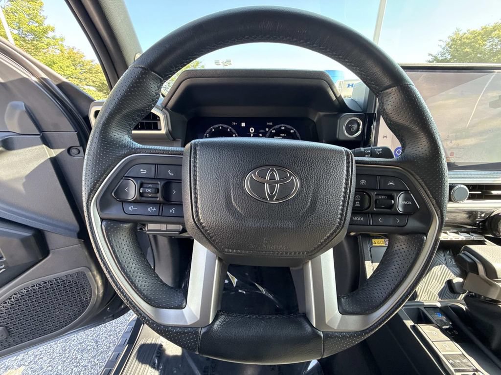 Used 2025 Toyota 4Runner Limited AWD/4WD image 12