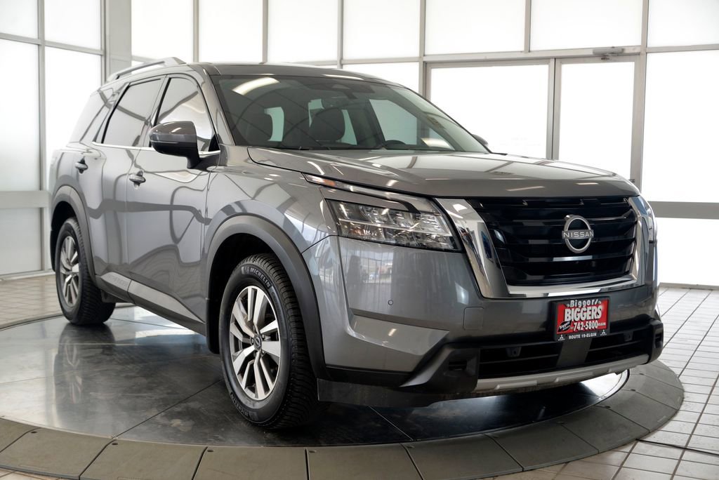 Used 2023 Nissan Pathfinder SL AWD/4WD image 2