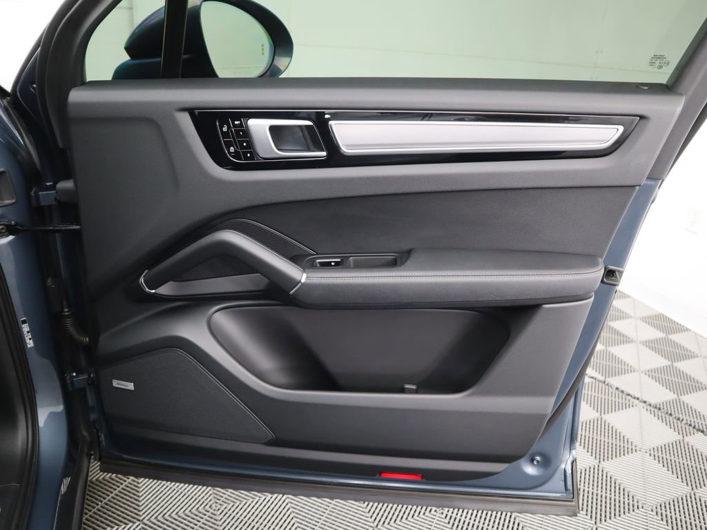 Used 2020 Porsche Cayenne S image 26
