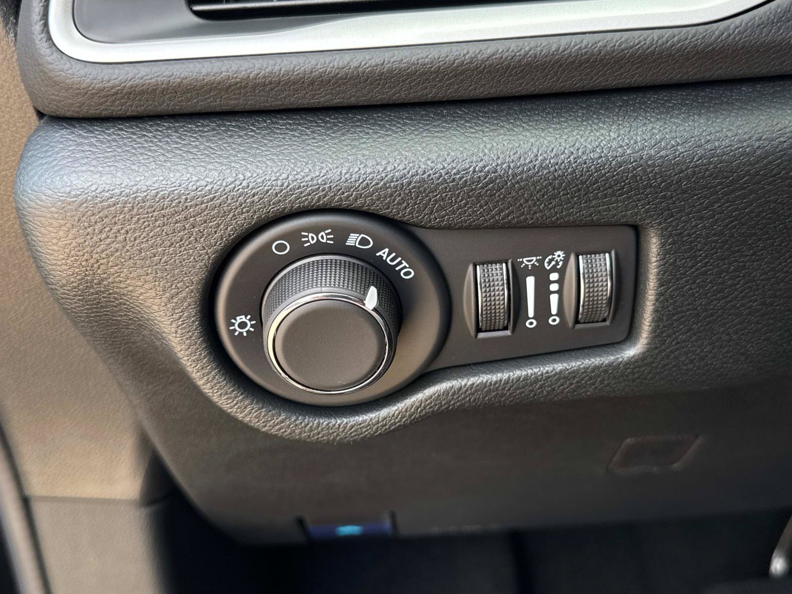 New 2026 Chrysler Voyager LX FWD image 32