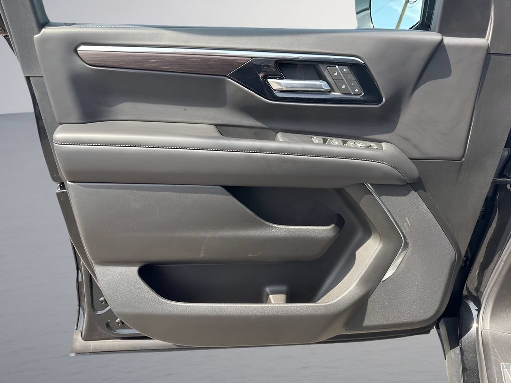 Used 2025 Chevrolet Suburban Z71 AWD/4WD image 29