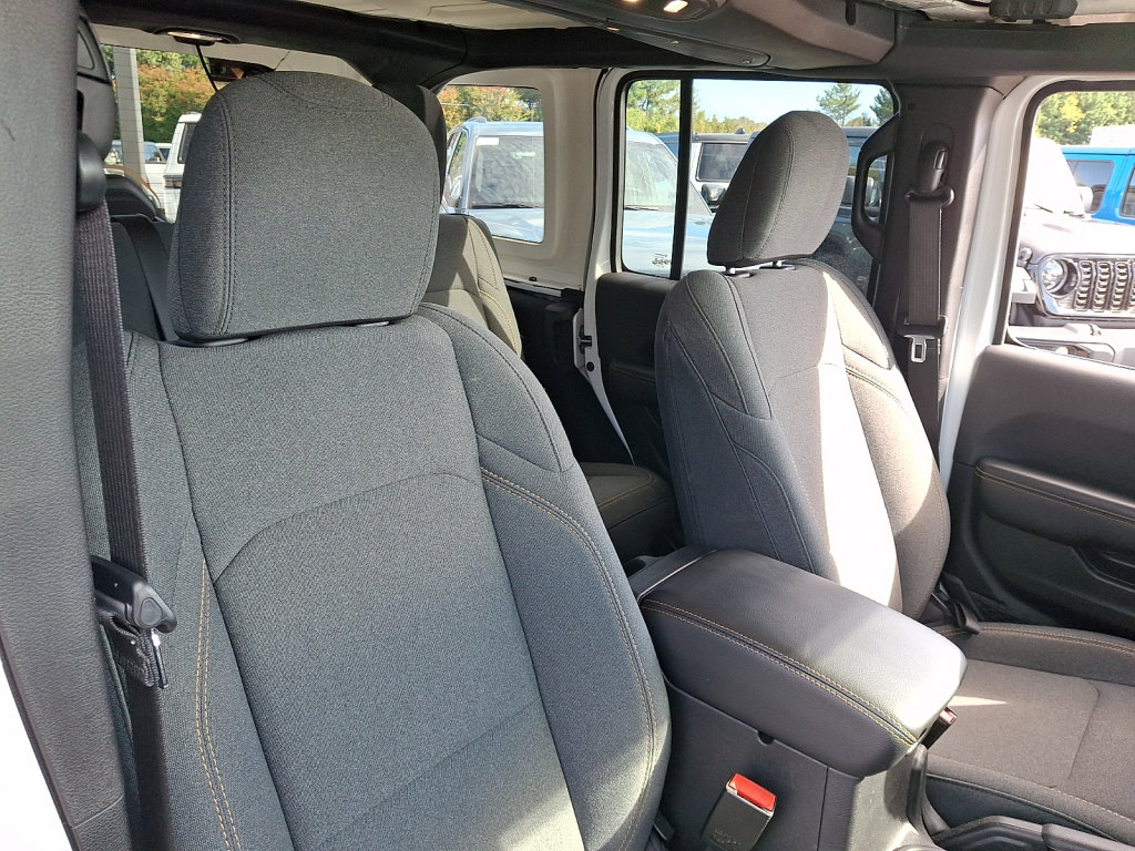 Used 2025 Jeep Wrangler Unlimited Sahara AWD/4WD image 13