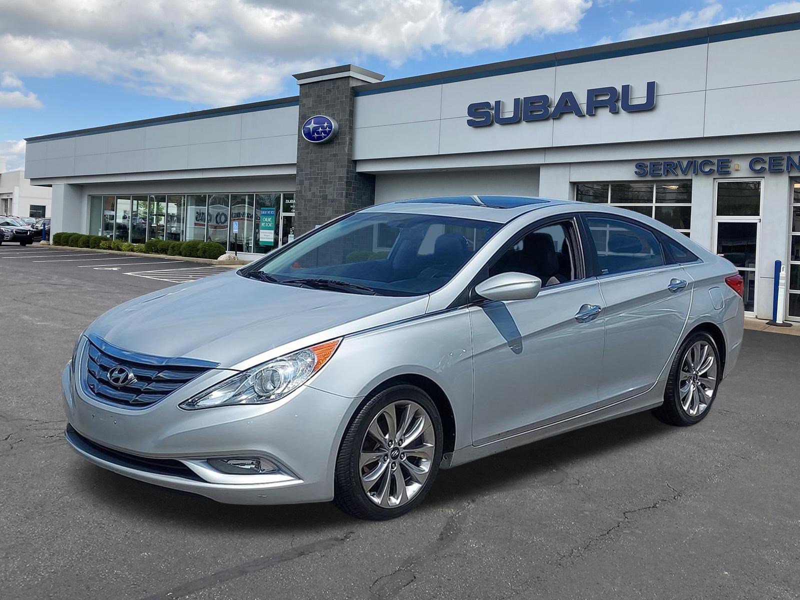 Used 2011 Hyundai Sonata SE w/ Navigation & Sunroof Pkg 4 FWD image 3
