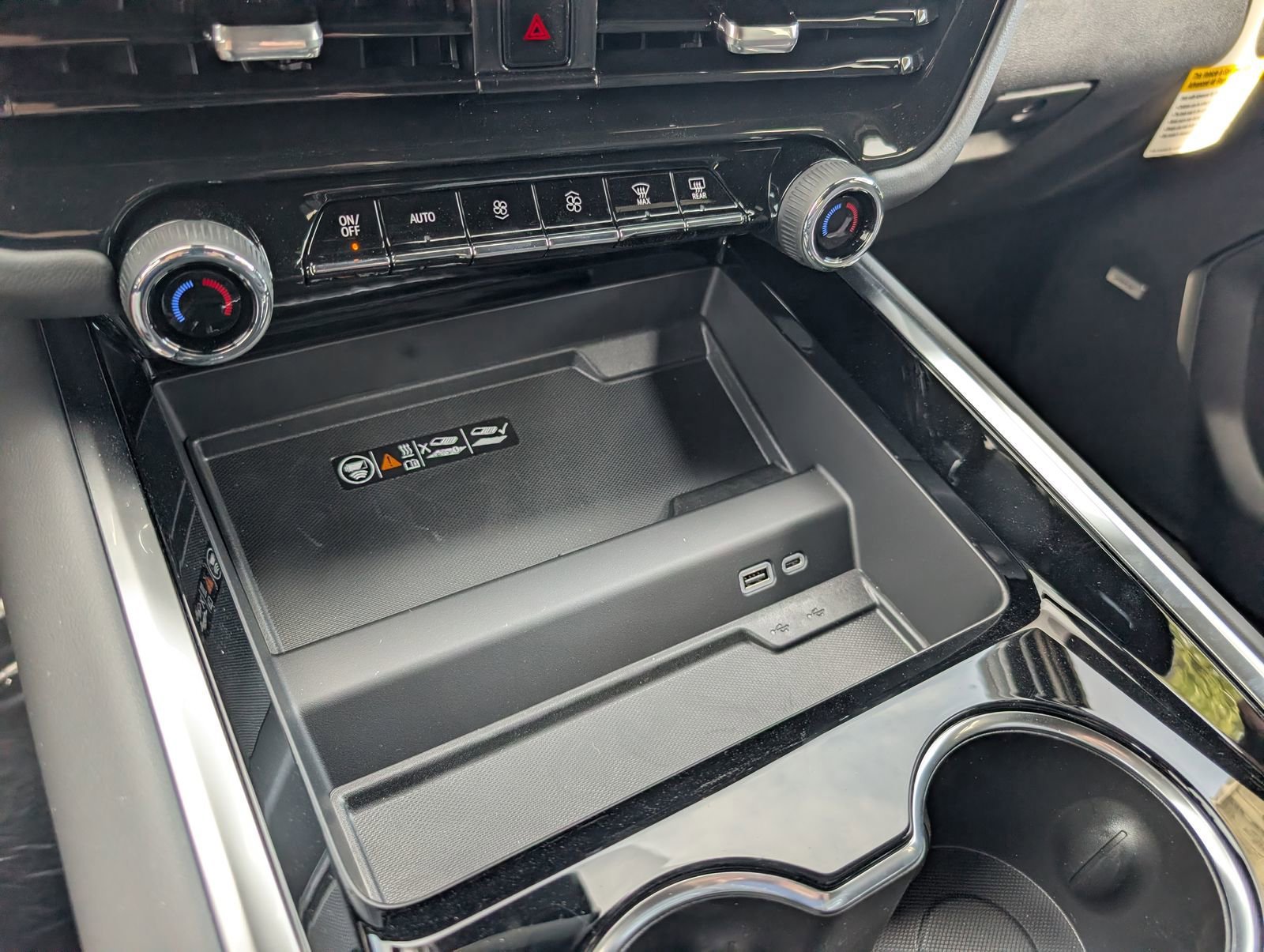 New 2026 Chevrolet Suburban RST w/ RST Capability Package AWD/4WD image 15