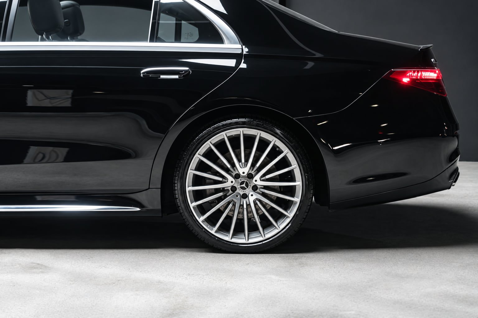 Used 2022 Mercedes-Benz S 500 4MATIC w/ AMG Line Package image 10