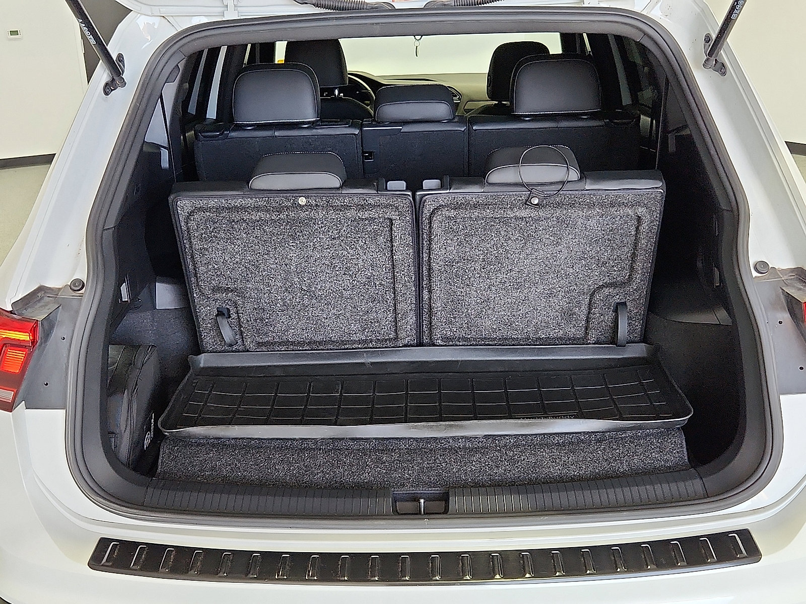 Certified 2023 Volkswagen Tiguan SE R-Line FWD image 7