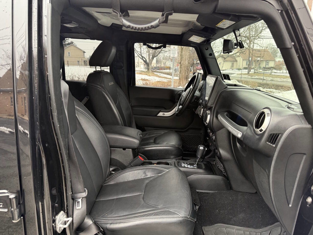 Used 2017 Jeep Wrangler Unlimited Sahara w/ Connectivity Group image 28