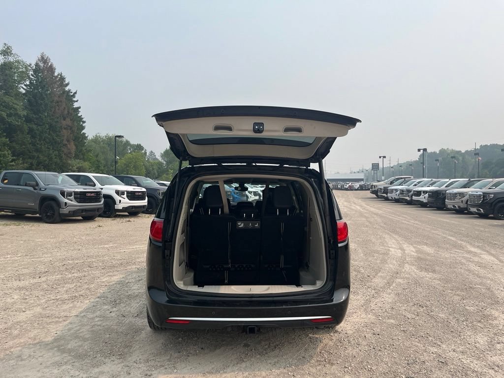 Used 2017 Chrysler Pacifica Touring-L Plus FWD image 12