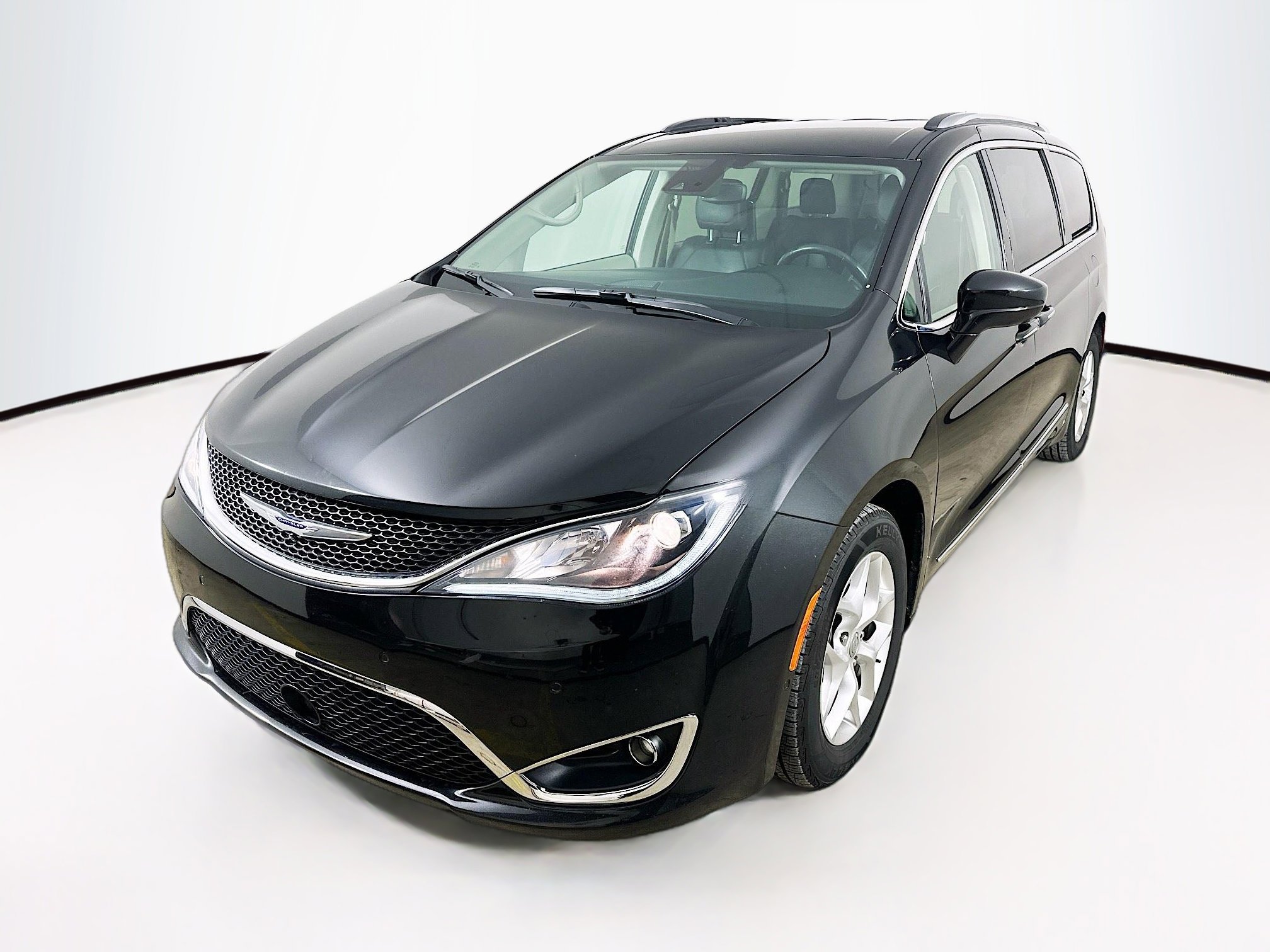Used 2020 Chrysler Pacifica Touring-L Plus w/ Tire & Wheel Group image 1