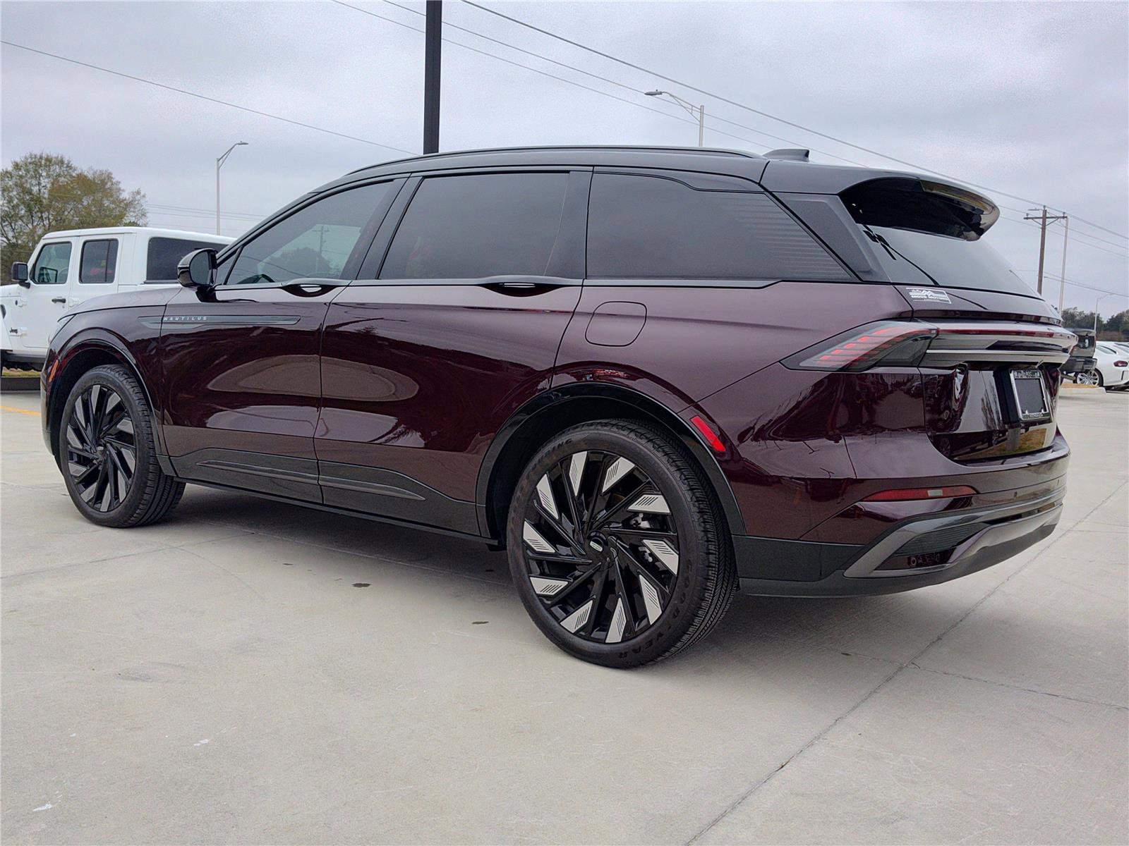 Used 2025 Lincoln Nautilus Reserve image 4