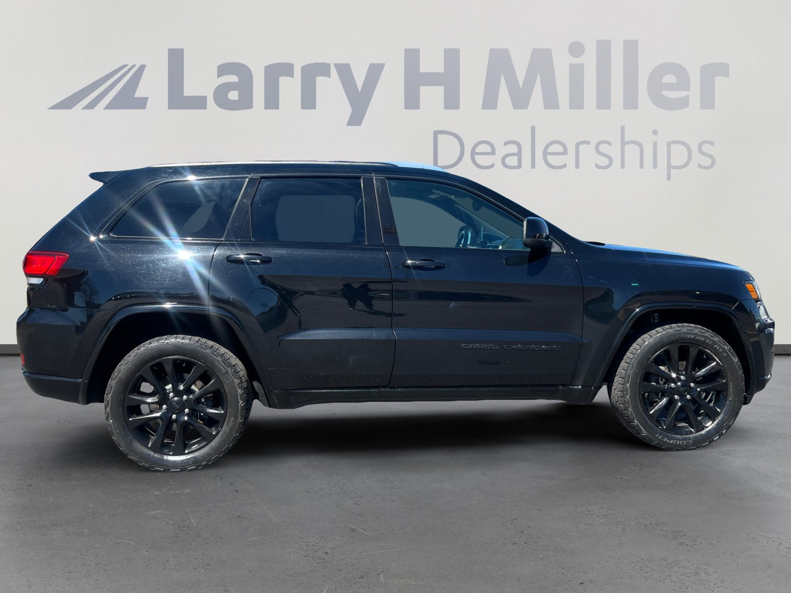 Used 2018 Jeep Grand Cherokee Altitude image 6