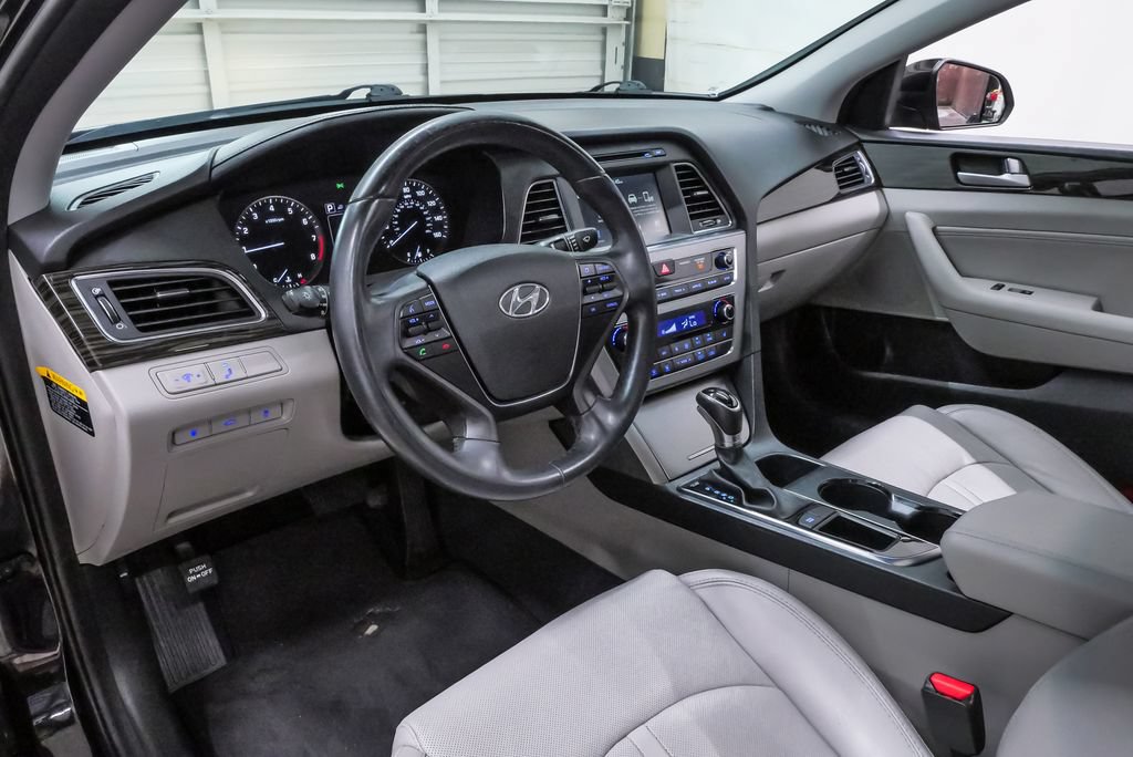 Used 2017 Hyundai Sonata Limited w/ Cargo Package FWD image 2
