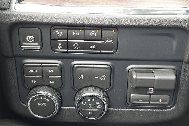 New 2026 Chevrolet Suburban Premier AWD/4WD image 33