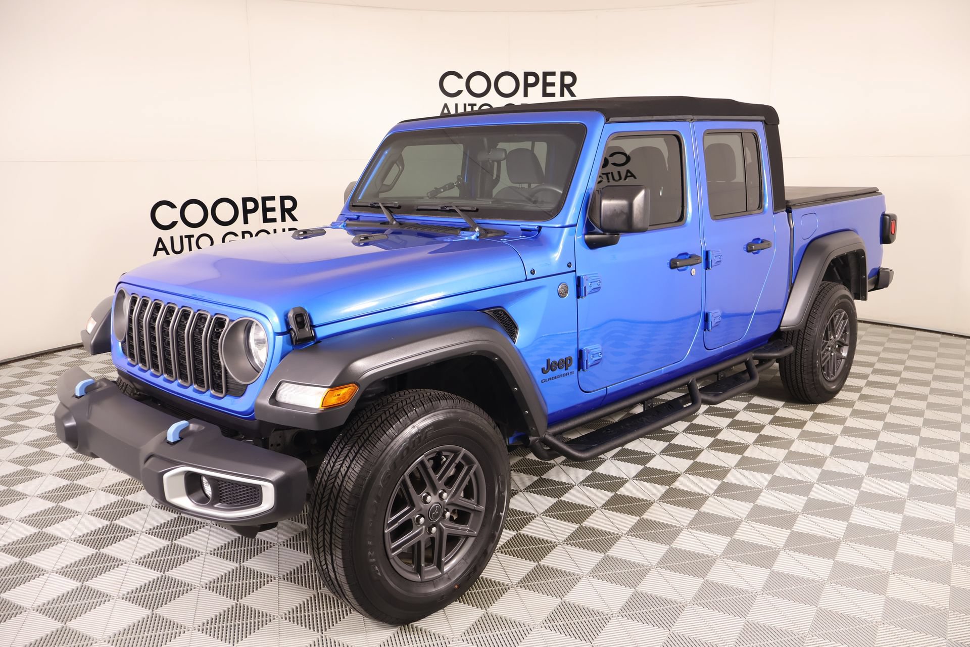Used 2024 Jeep Gladiator Sport AWD/4WD image 9