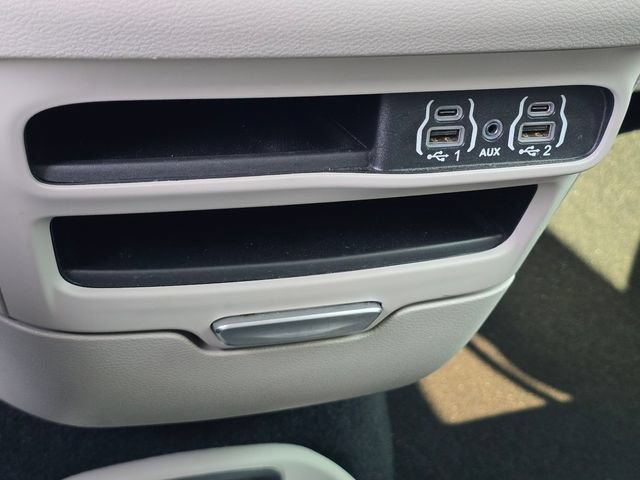 Used 2024 Chrysler Pacifica Touring-L FWD image 21