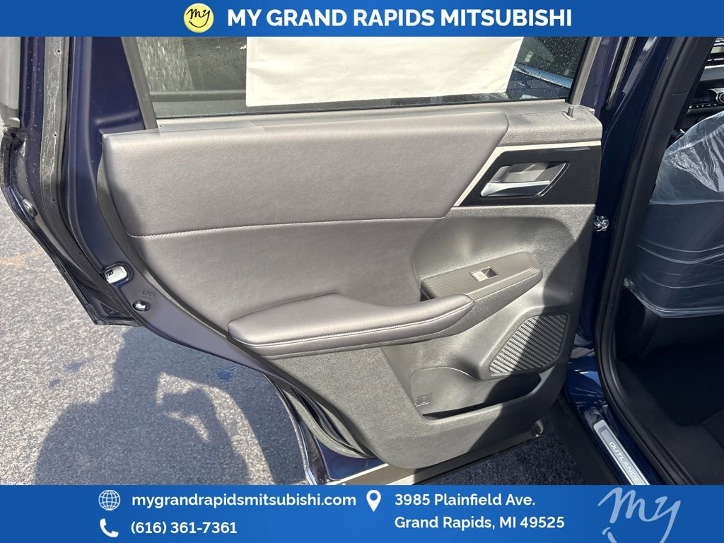 New 2025 Mitsubishi Outlander SE image 11