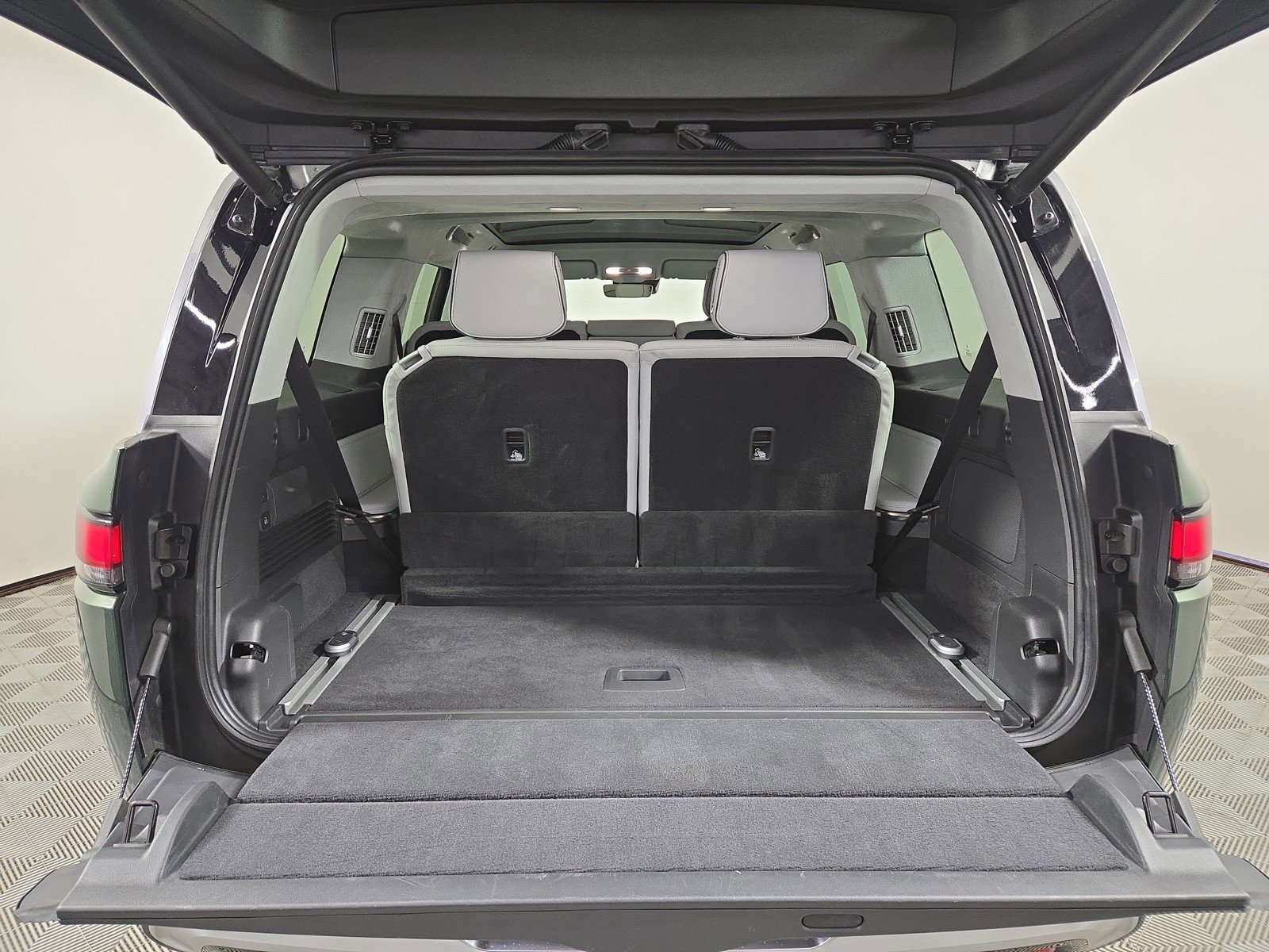 Used 2024 Rivian R1S Adventure AWD/4WD image 15