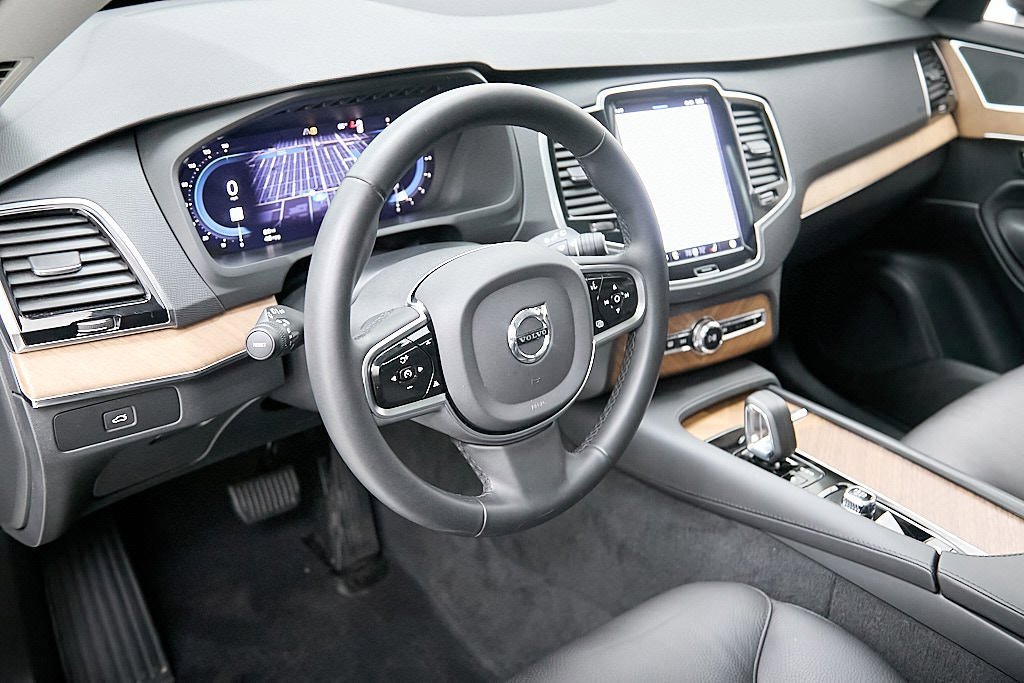 Certified 2024 Volvo XC90 B6 Plus w/ Protection Package image 14