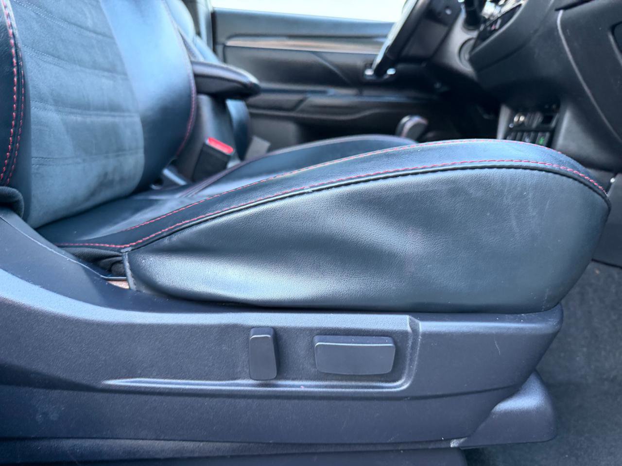 Used 2020 Mitsubishi Outlander LE FWD image 42