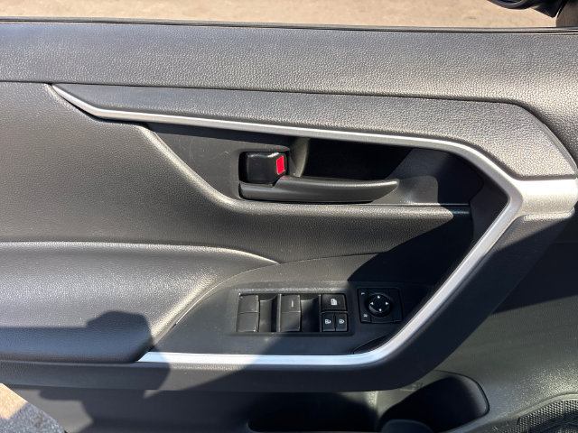 Used 2022 Toyota RAV4 LE AWD/4WD image 15
