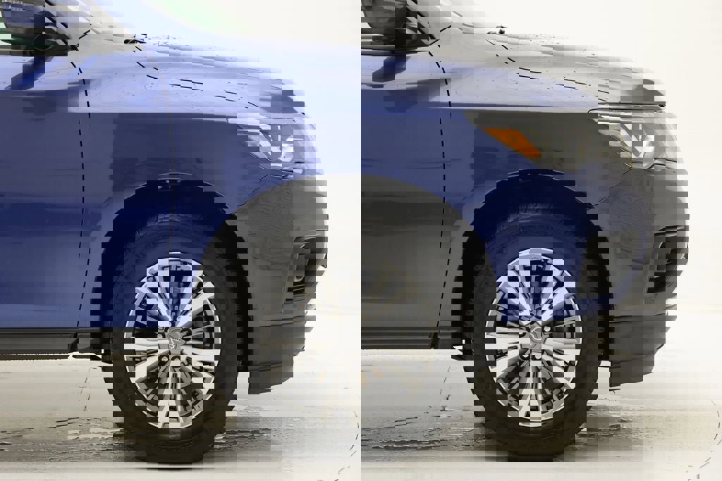 Used 2020 Nissan Pathfinder SV image 3