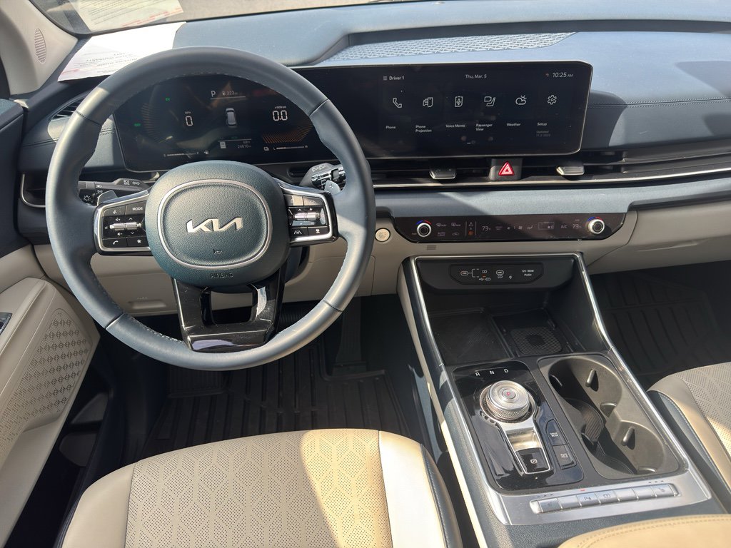 Used 2025 Kia Carnival EX image 10