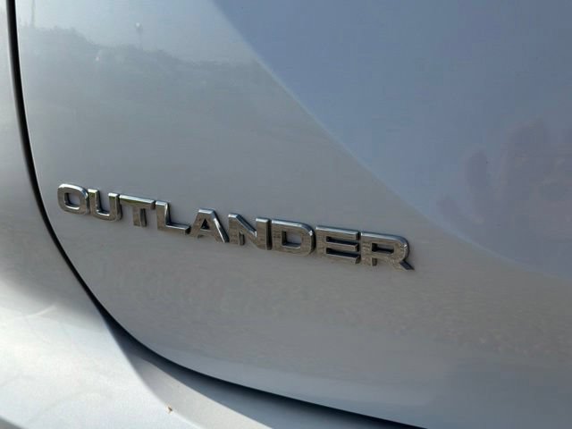 Used 2023 Mitsubishi Outlander ES FWD image 12