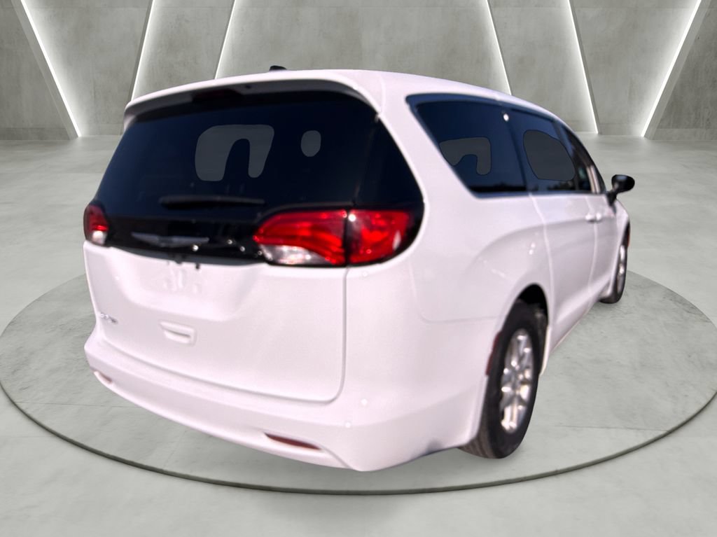 Used 2024 Chrysler Voyager LX FWD image 3