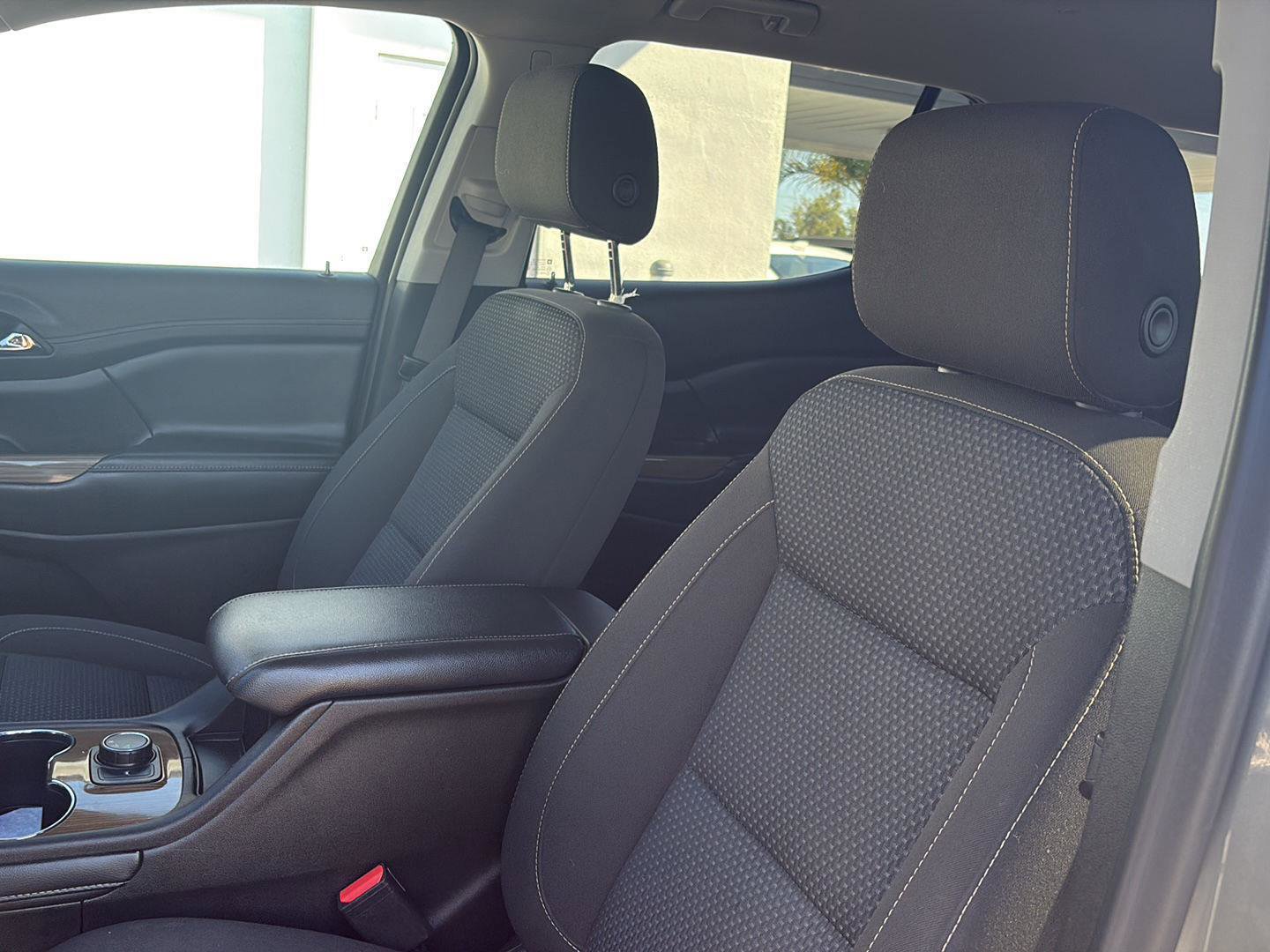 Used 2023 GMC Acadia SLE image 13