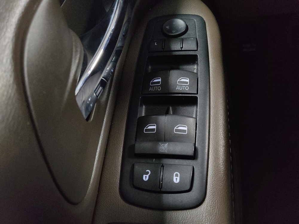 Used 2016 Chrysler Town & Country Touring image 27