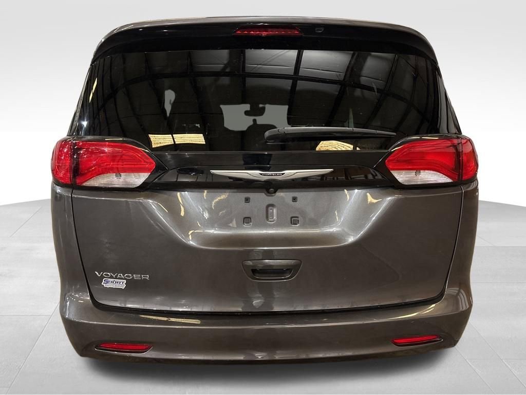Used 2023 Chrysler Voyager LX image 4