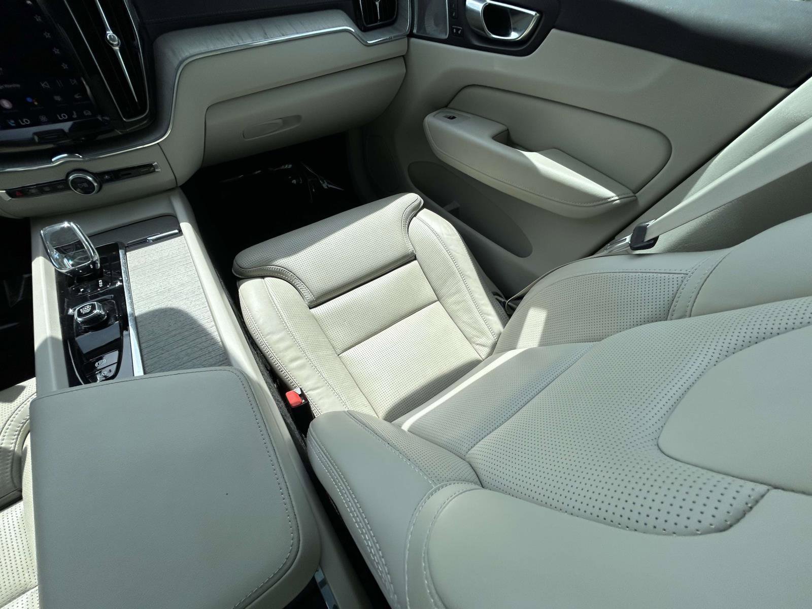 Certified 2023 Volvo XC60 B6 Ultimate w/ Protection Package Premier image 15