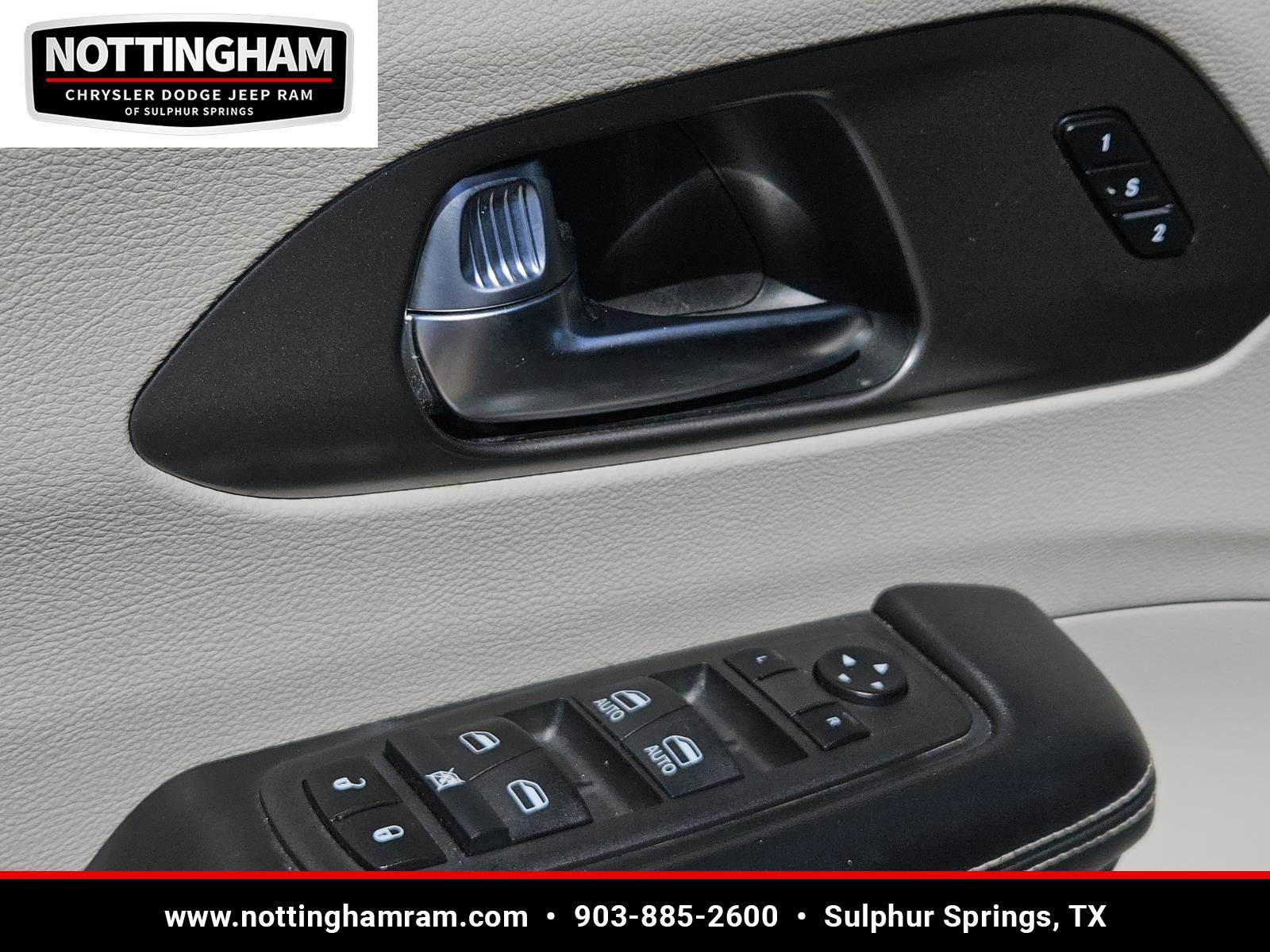 Used 2022 Chrysler Pacifica Touring-L image 25
