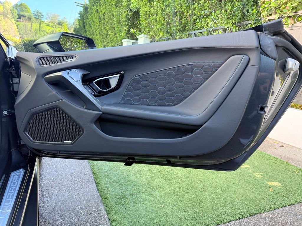 Used 2023 Lamborghini Huracan EVO image 35