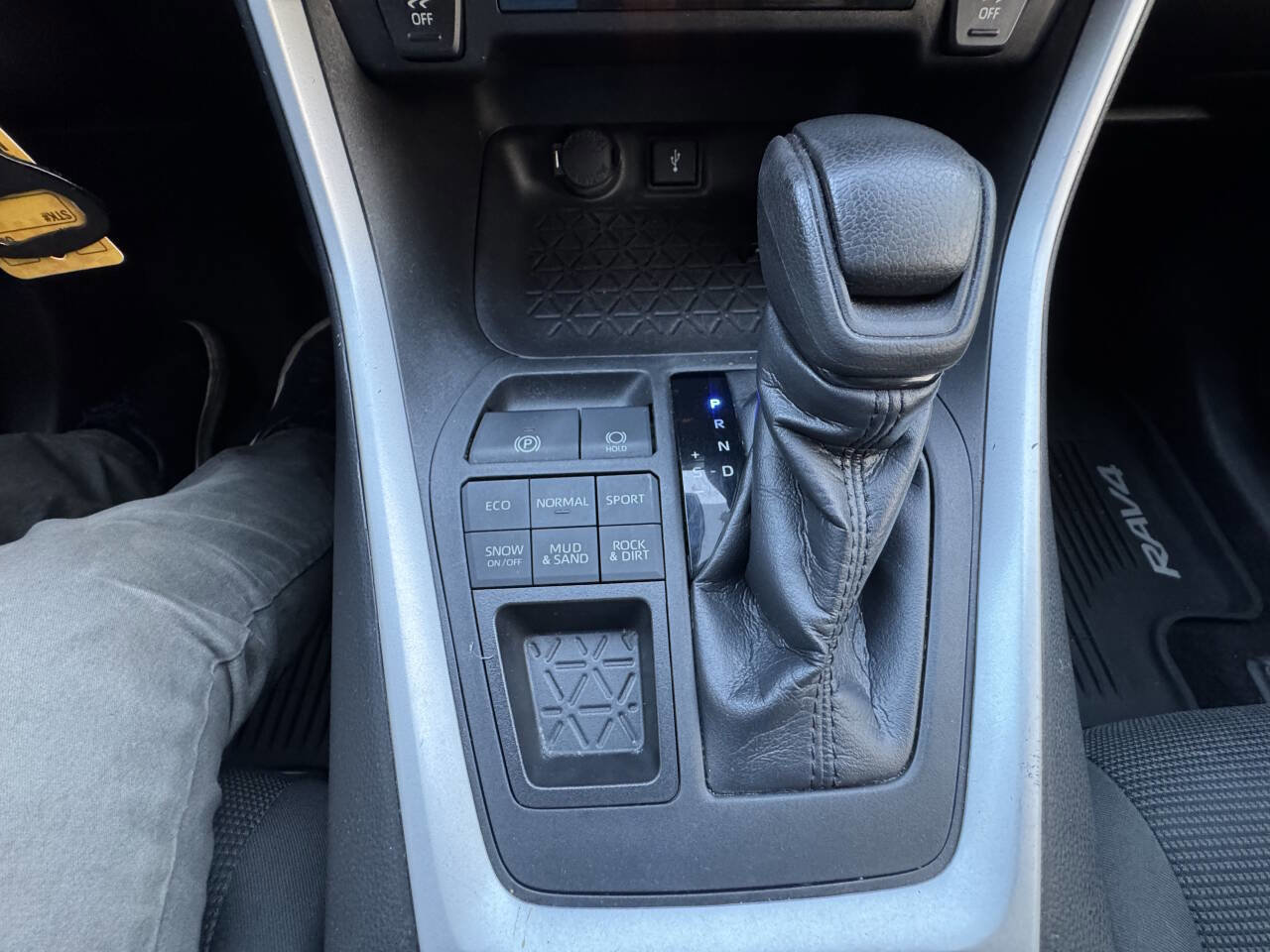 Used 2020 Toyota RAV4 LE image 19