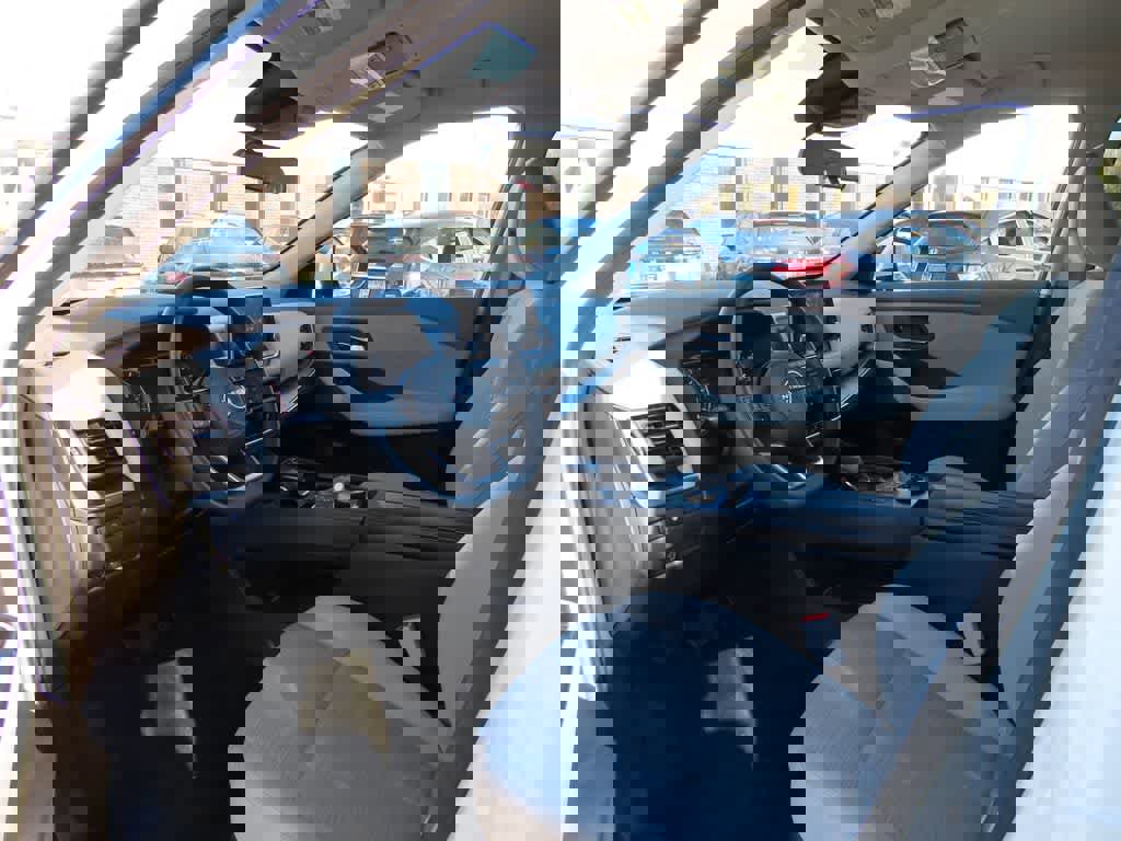 Used 2023 Nissan Rogue SV image 2