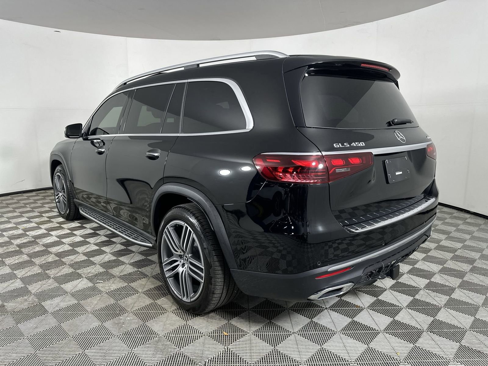 Used 2024 Mercedes-Benz GLS 450 4MATIC image 9