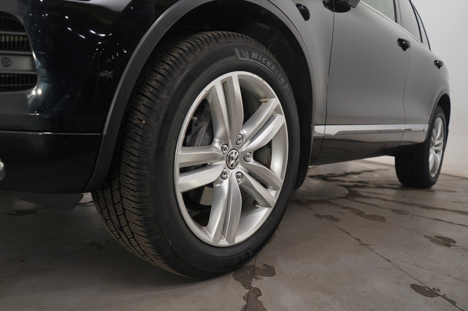 Used 2014 Volkswagen Touareg TDI image 25