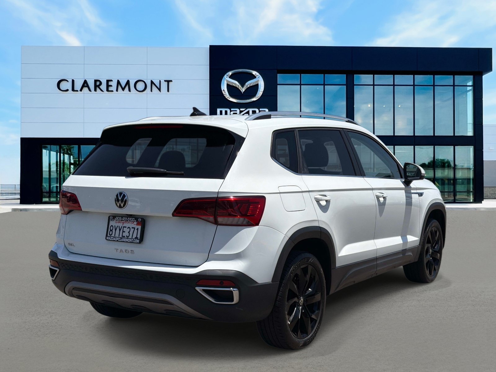 Used 2022 Volkswagen Taos SEL w/ Panoramic Sunroof Package FWD image 5
