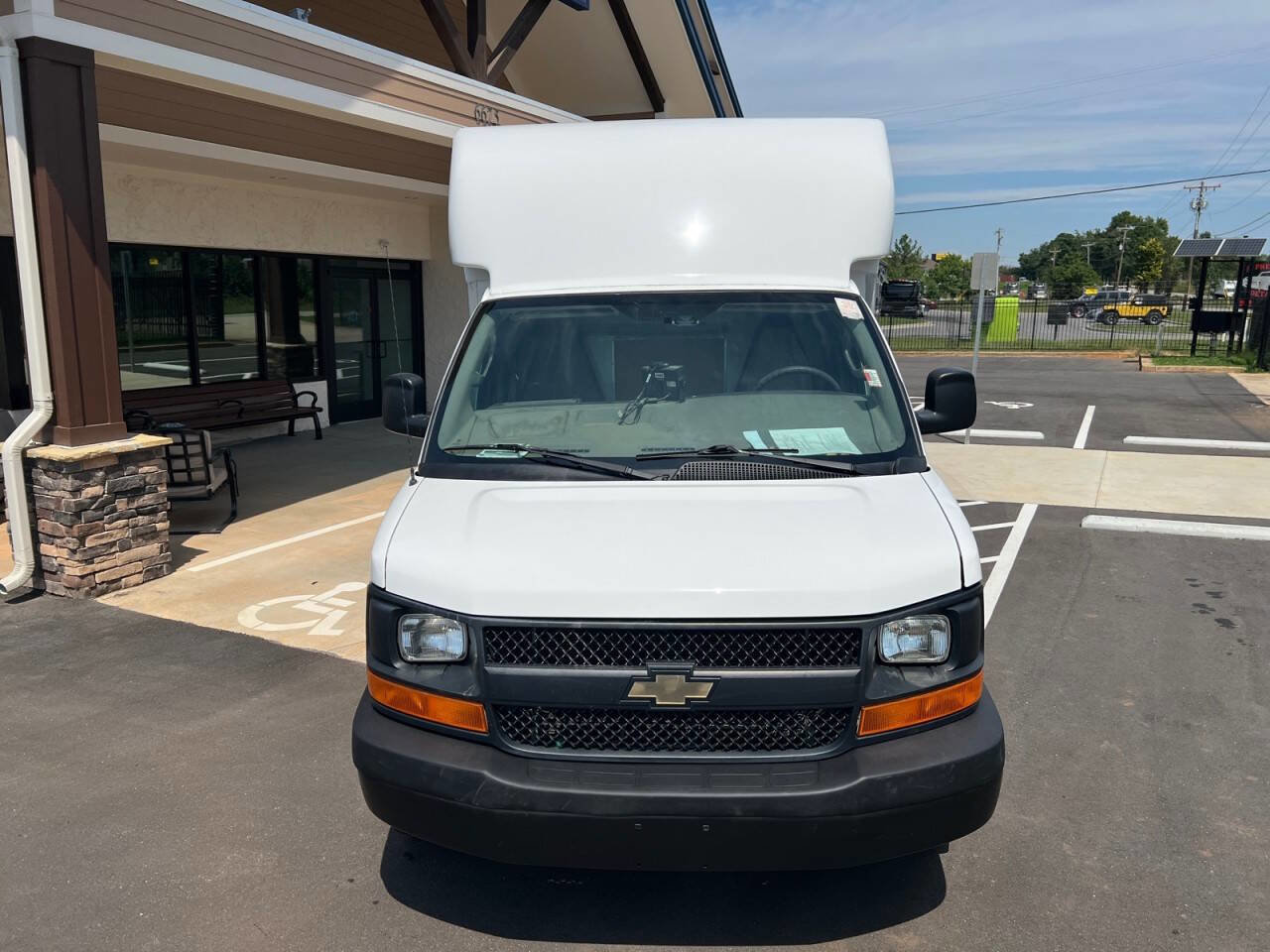 Used 2017 Chevrolet Express 3500 RWD image 9