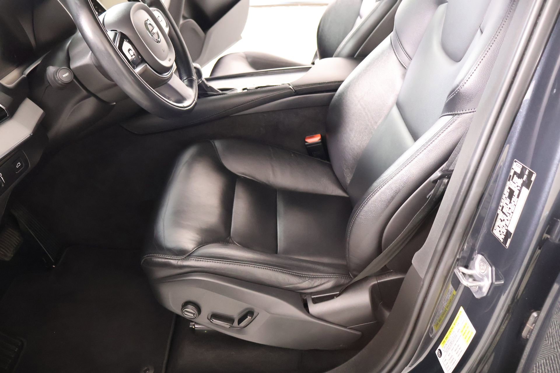 Used 2021 Volvo XC90 T5 Momentum w/ Advanced Package image 12