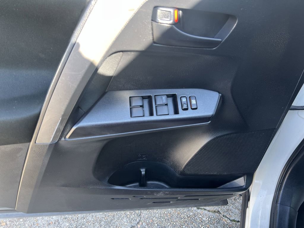 Used 2018 Toyota RAV4 LE image 14