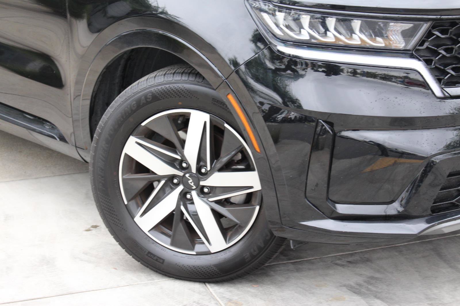 Certified 2023 Kia Sorento S w/ Panoramic Sunroof Package image 3