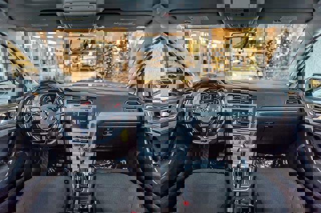 Used 2016 Volkswagen Golf S image 2